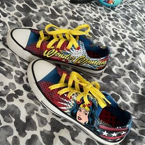 Limited Edition Wonder woman converse women’s sz 6